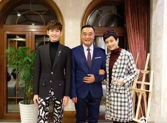 慕容云海的"妈妈",虽年过50气质依然在,竟然还有个冠军女儿_李颖_张翰