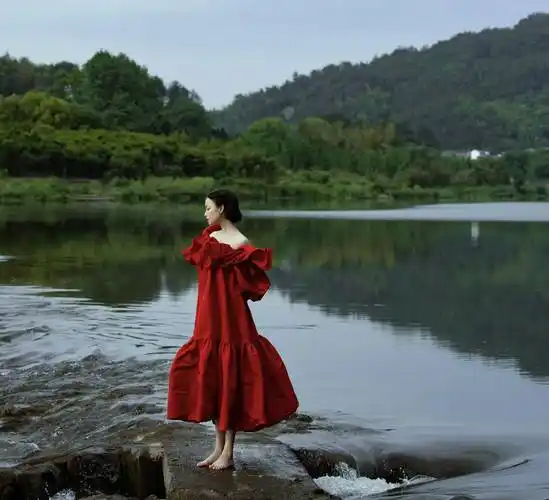 倪妮水墨眉大片释出,一袭红裙演绎江南古典韵味,画里走出的女子