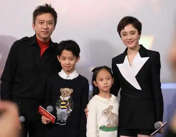 邓超孙俪一家四口逛街被网友偶遇,引起了不小的轰动.