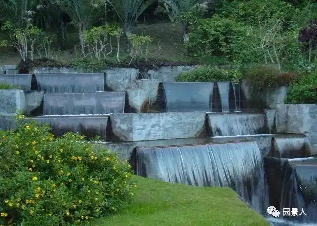 水幕墙是按照空气自然分解水分子的原理,巧妙设计的各种室内外景观"