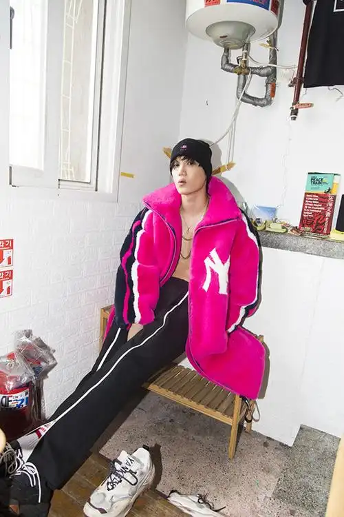 exo金钟仁最新运动画报公开 目光迷离演绎复古街头时尚【组图】