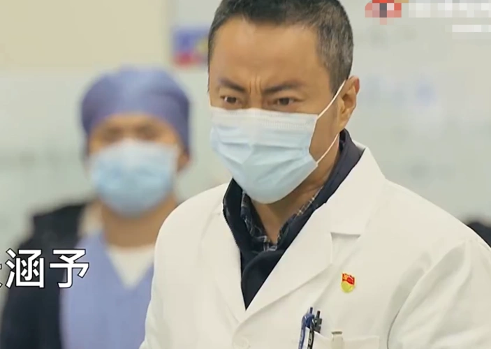 《中国医生》热映,释小龙一眼认出,张嘉倪冯绍峰要拿放大镜找