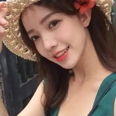 女生笑得很开心很甜的头像