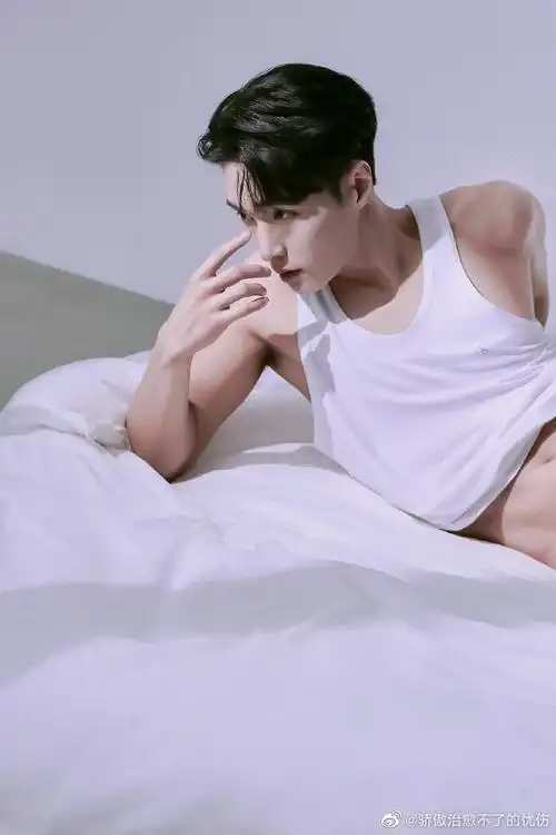 张艺兴ck新图去年的旧图被屠过十几次了看看新的吧拿旧图当新图物料没