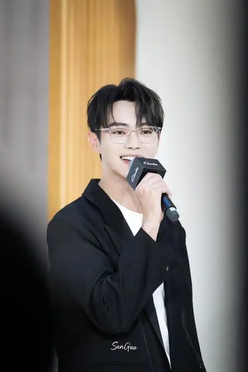 许凯超话#许凯##原相机下的许凯#戴眼镜02的凯凯高清get@许凯soso