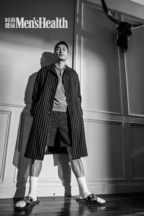 紧实炫腹杨佑宁封面大片展健康性感