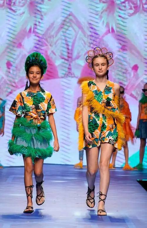 羽毛为特殊场合服装和度假造型注入新意