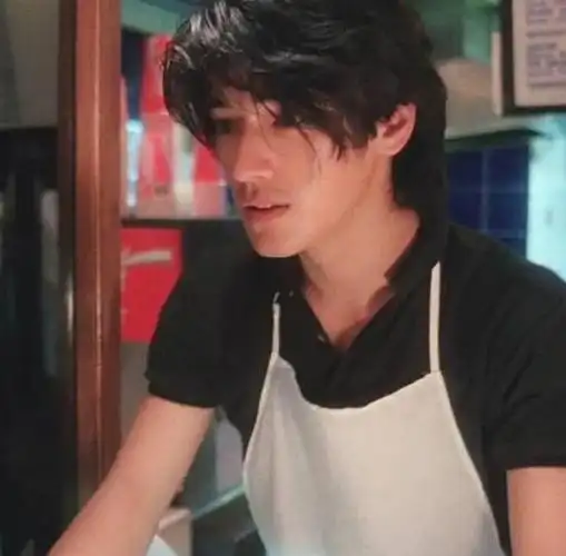 有没有人像金城武这样青少年时期单眼皮 越年长越双的?