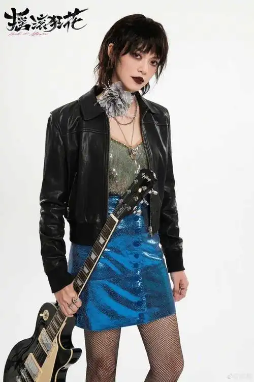 照片中的姚晨化着烟熏妆,短发造型十分帅气,紫红色嘴唇充满了风情.