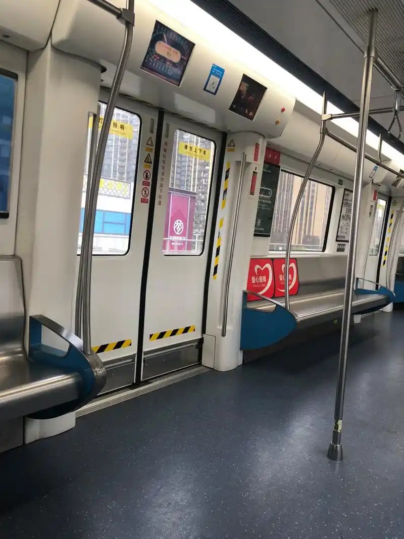 周日,深圳地铁3号线!人非常少!