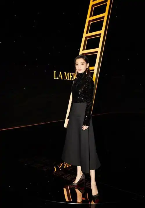 梅婷减肥成功后剪了波波头年轻至少10岁穿条纹衬衫也特时髦