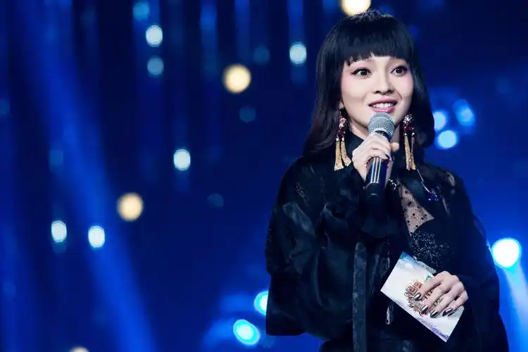 "娃娃脸"张韶涵化身京剧名伶 《歌手》演绎《典狱司》致敬国粹