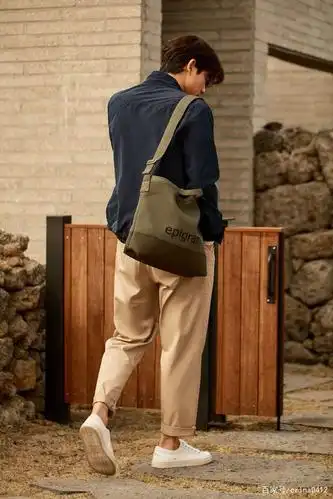 背影也十分帅气.