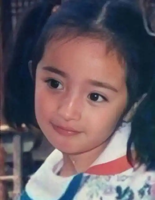 ai修复后,杨幂孙俪早年同框照暴露真实颜值,你觉得谁更漂亮?