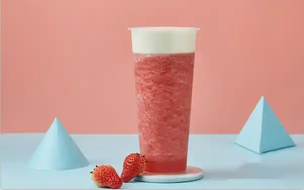 草莓:100g果糖:35ml凤梨果汁:20ml冰块:6分满茶汤:150ml芝士奶盖