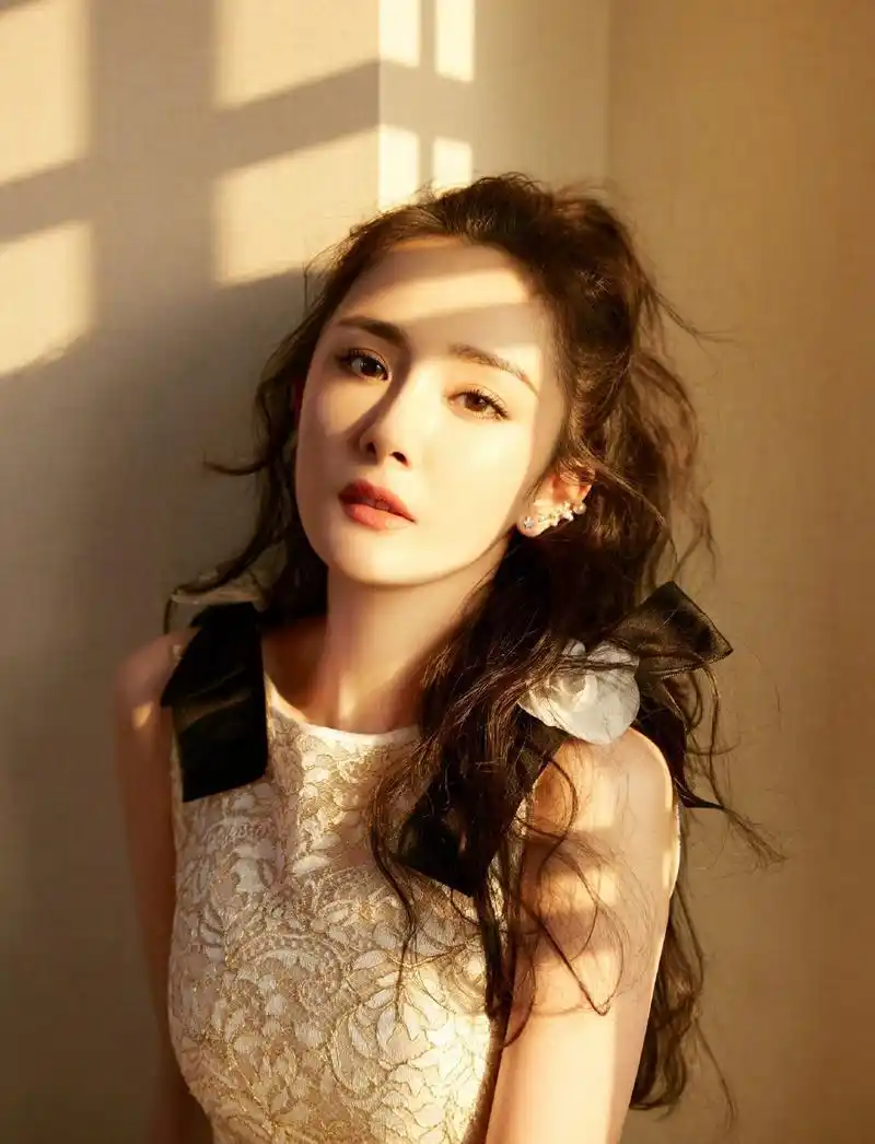 昨日腾讯星光大赏之际杨幂身着georges hobeika 粉色羽毛礼裙惊艳亮相