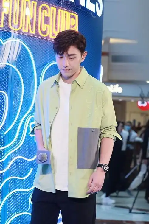 邓伦少年感穿搭又出圈了绿色衬衫当外套一点都不死板气质绝了