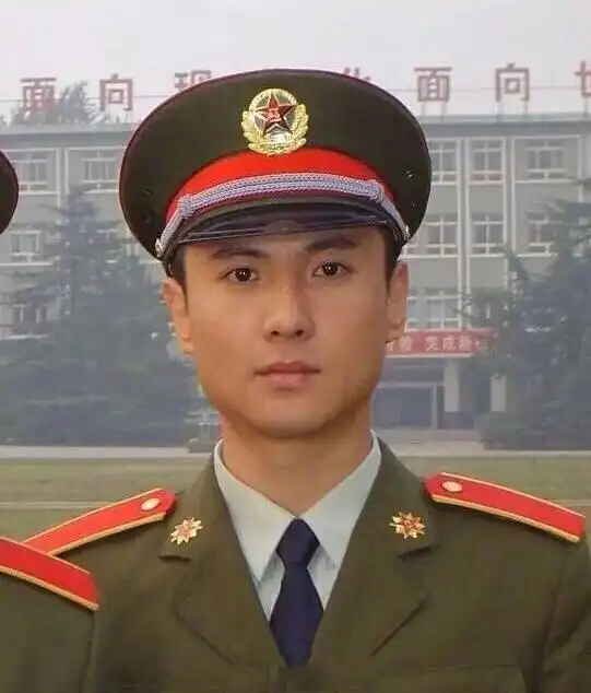 还有沈腾之前军装的照片,确实是一个帅小伙啊,而这个照片集合了素颜