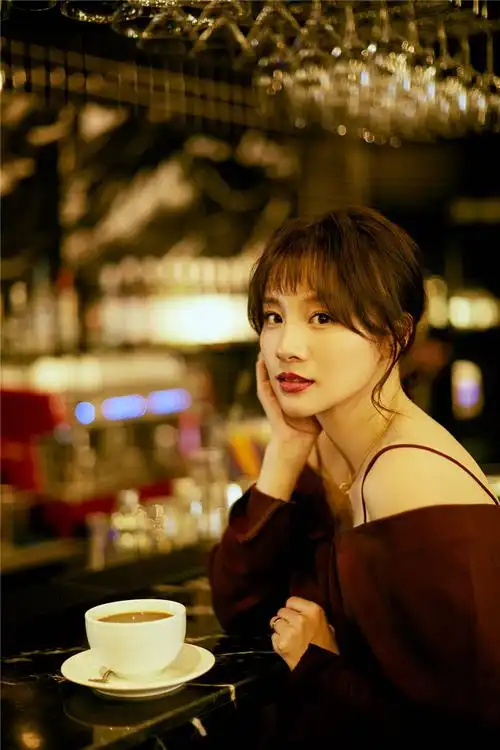 章龄之最新优雅写真曝光 迷人"天鹅颈"再现