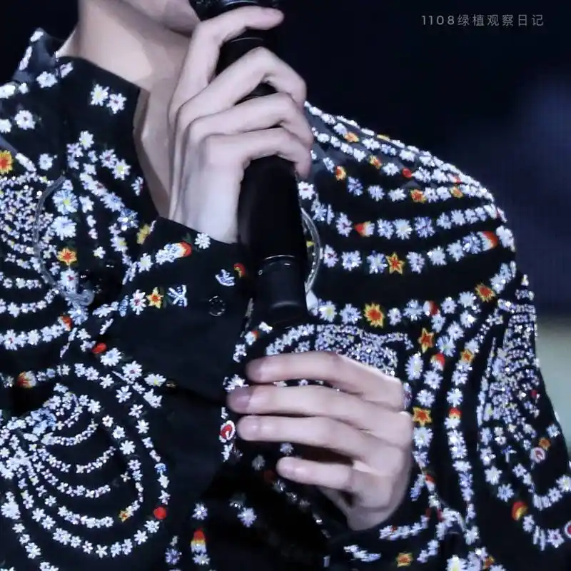 【王源·手机指】  王源的手,手指骨节分明,细长白皙.