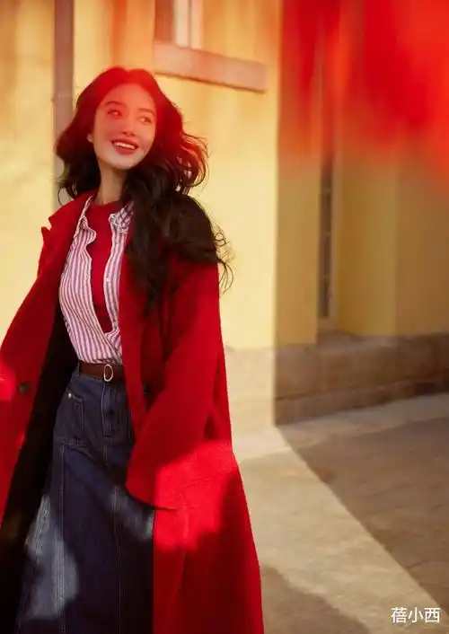 杨采钰带火了"新年穿搭":红大衣 衬衫 半身裙,显贵高级又洋气