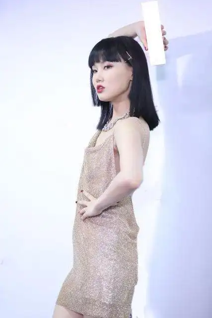 黄龄真是媚到骨子里了一袭吊带连衣裙姿态妖娆有风情