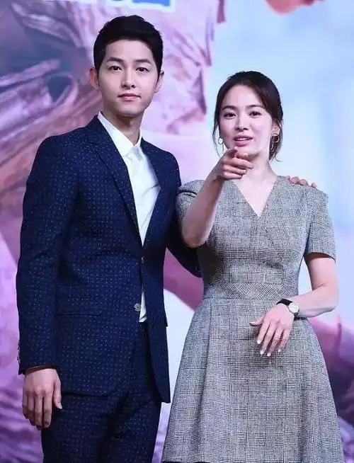 同宋仲基携手同行红毯,宋慧乔也曾选穿过韩国本土婚嫁服饰品牌bride