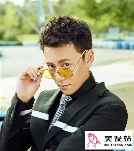 男士戴眼镜发型