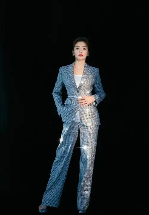 原创刘涛戏里戏外都贤惠,银色西装搭星空妆容,属于职业装的时尚