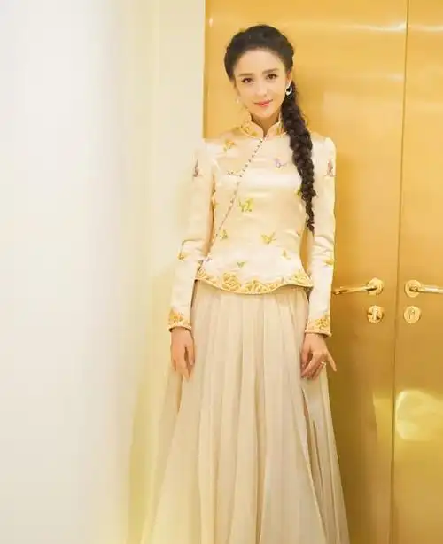 佟丽娅身穿民国服装搭配麻花辫网友好美美成了初恋啊