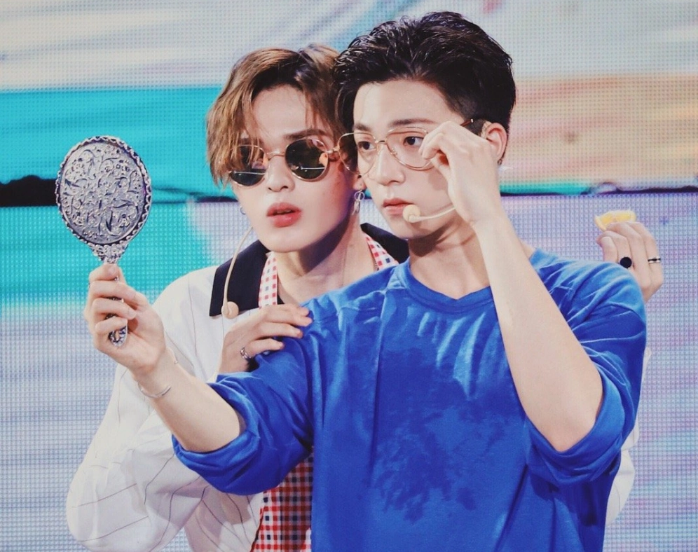 npc合体全靠偶遇?朱正廷陈立农机场相见,穿搭相似太默契