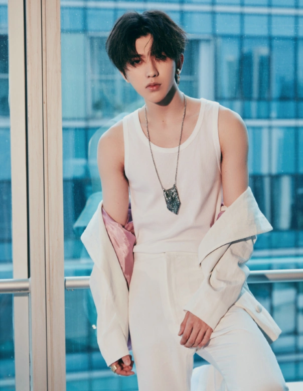 蔡徐坤身材简直绝了穿上白色背心秀肌肉粉丝看了都心动