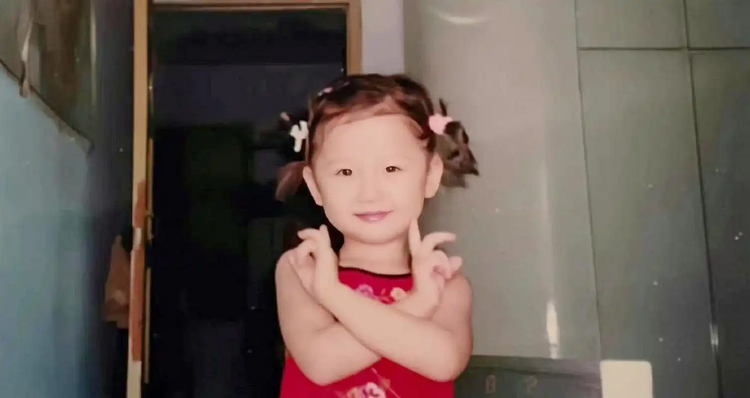 虞书欣小时候的照片,双马尾好可爱!