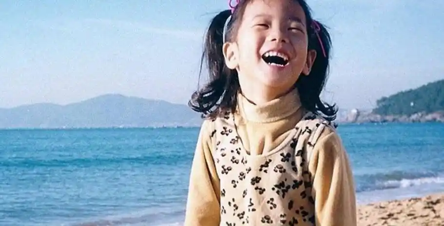 金智秀童年照是个憨憨啊哈哈哈哈哈,现在变成人见人爱大美女了