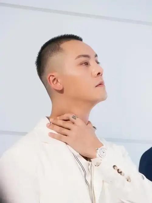 陈伟霆身穿白色西装现身活动,露额短发干练帅气特别有男人魅力!