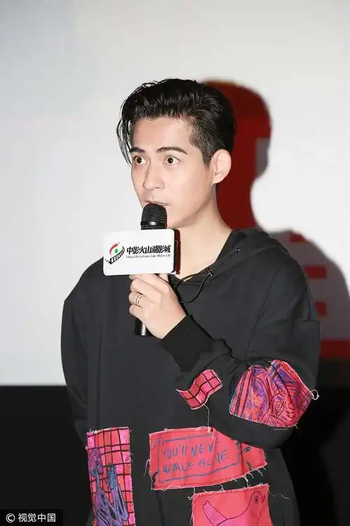 36岁奶爸周渝民路演少年感满满 休闲装扮帅气十足惹粉丝尖叫连连