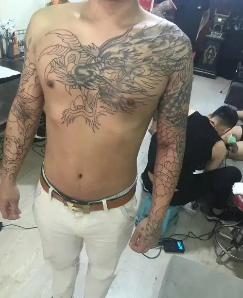 正在进行中的过肩邪龙纹身刺青缩略频道推荐图