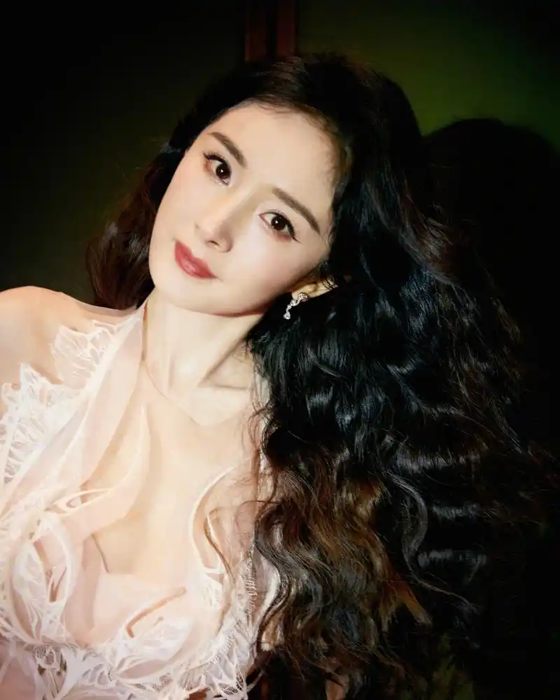 杨幂绝美活动造型