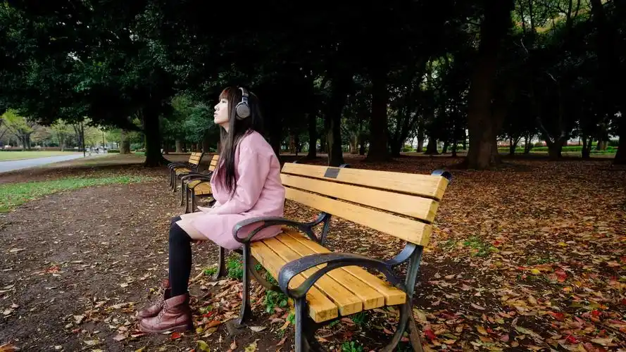 漂亮女孩公园美女桌面壁纸