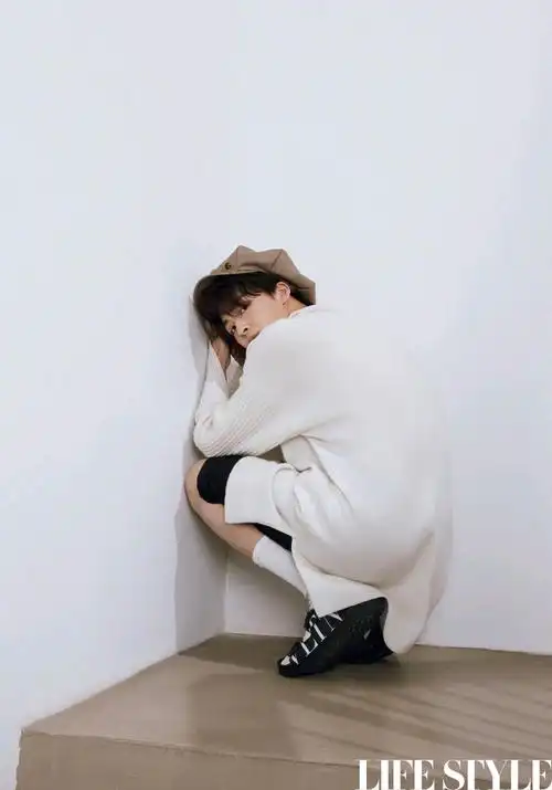 何洛洛首本单人封杂志《精品购物指南life style》发售捷报