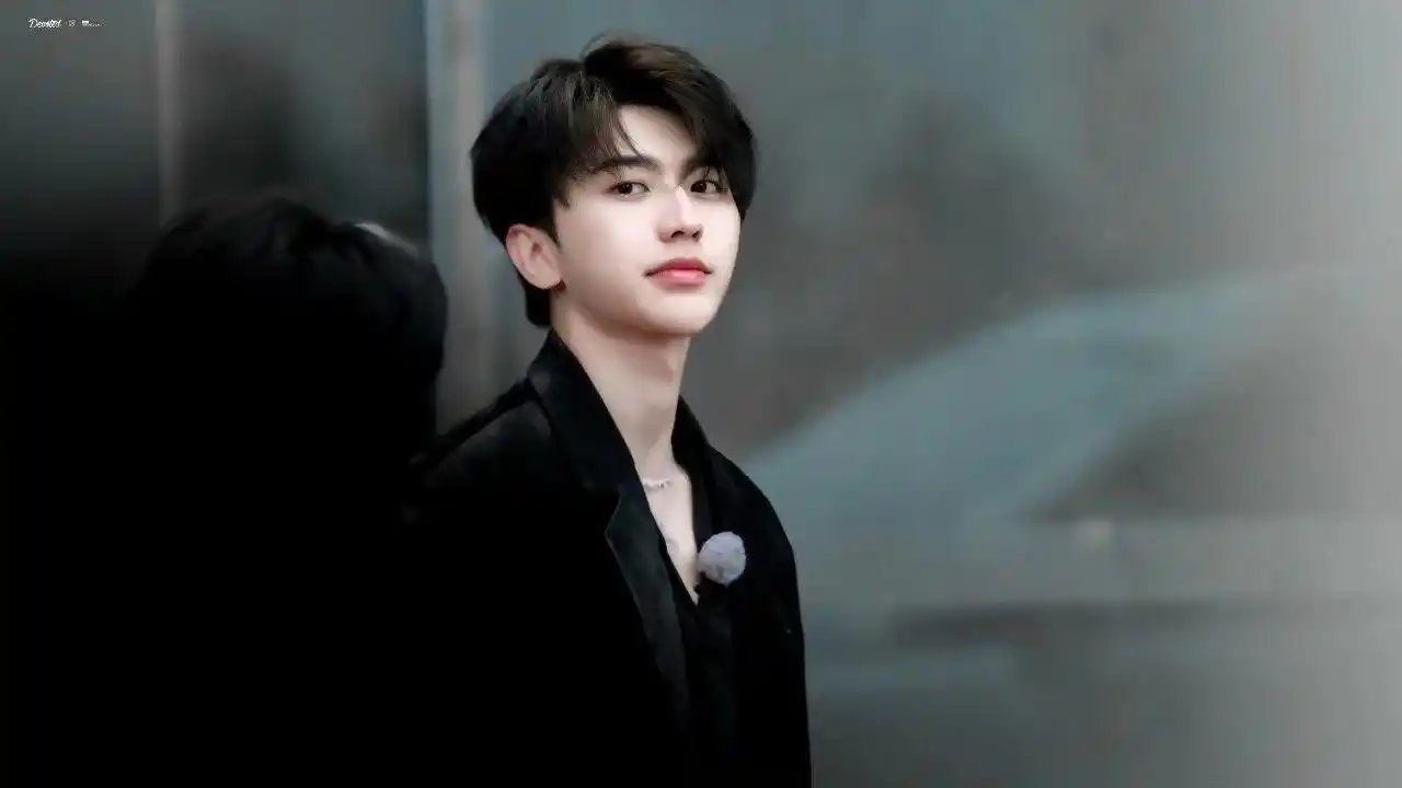 蔡徐坤壁纸:见你一眼万物不及,对你不止一句钟意