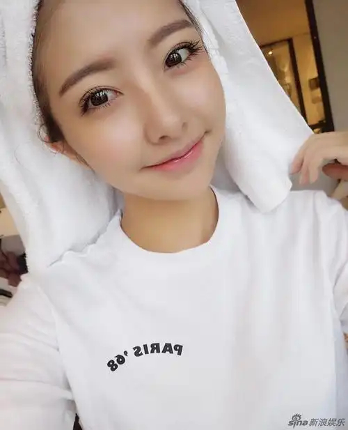 思聪女宠豆得儿素颜直播 脸上长痘状态不佳(图)_高清图集_新浪网