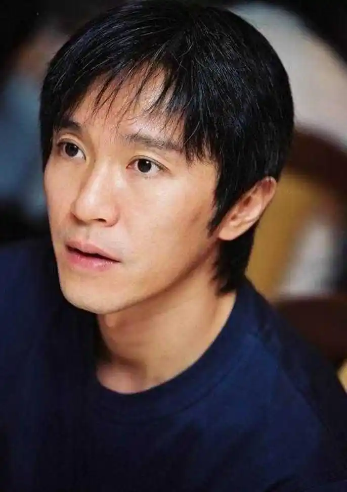 为什么很少听到有人夸周星驰长得帅?网友:他还需要人去夸吗?