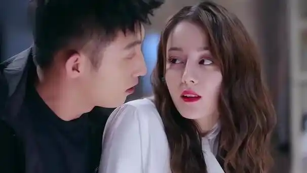 迪丽热巴恋情事件疑似被实锤,迪奥邀请她去时装周,称呼她为夫人