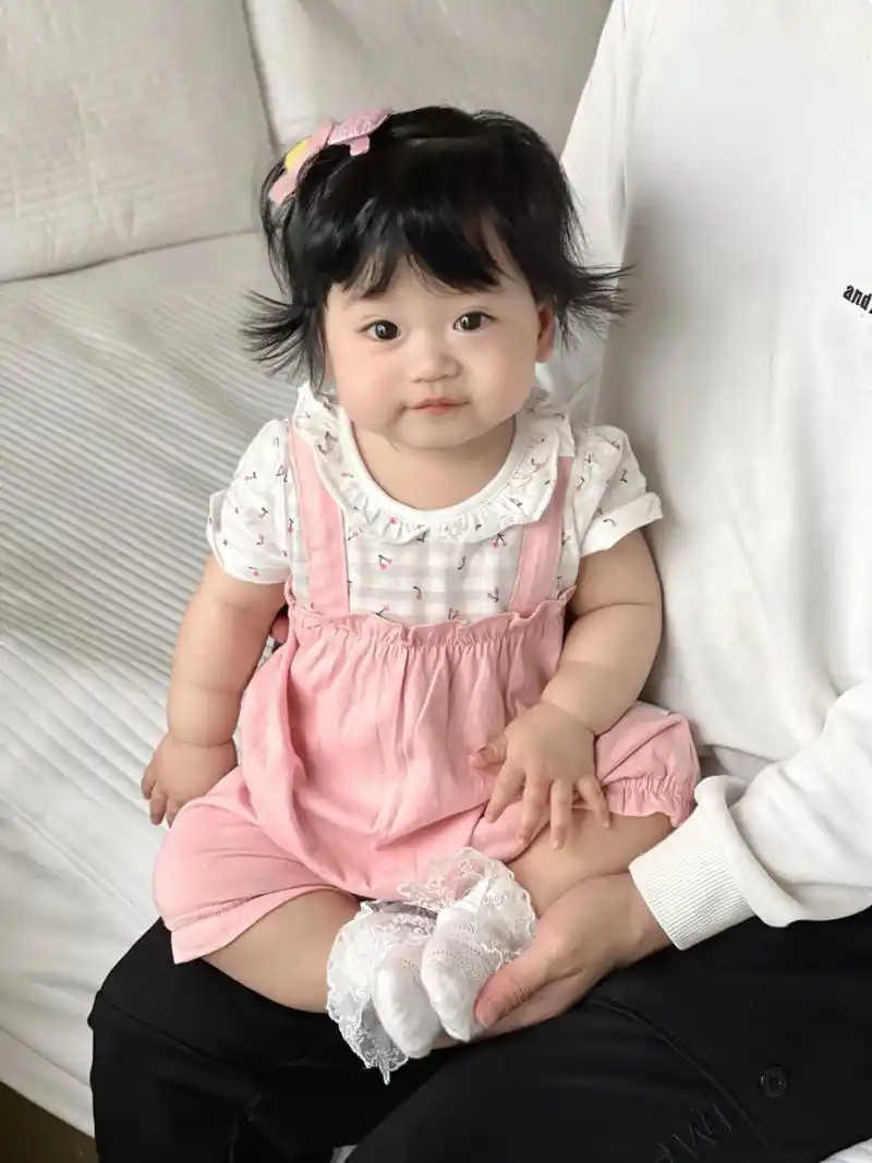 这个大眼睛双眼皮的小女孩真是太可爱了!