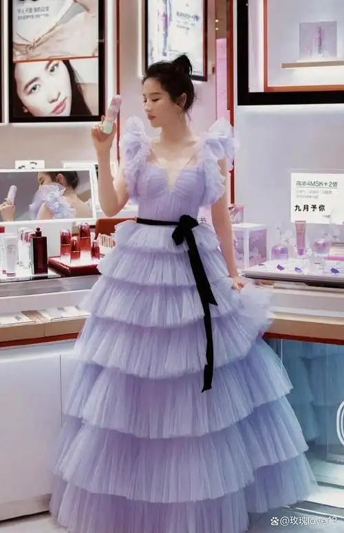 戴着皇冠的刘亦菲就是欧洲公主,太美了,眉眼如画,柔和耐看,眼线勾勒得