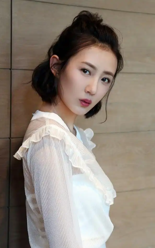 张墨锡早秋写真曝光俏丽短发甜美清新