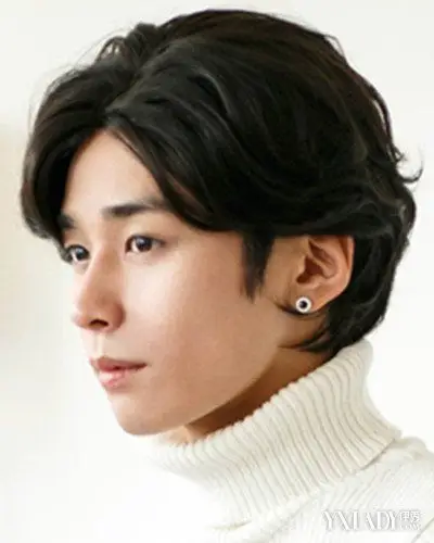 中分男头像发型盘点 男生中分发型修颜显瘦