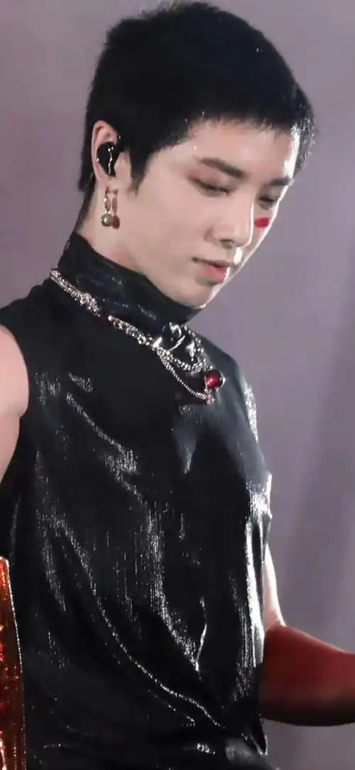 地球细狗对着华晨宇的胸肌发出神志不清的声音:"不信不信我不信!