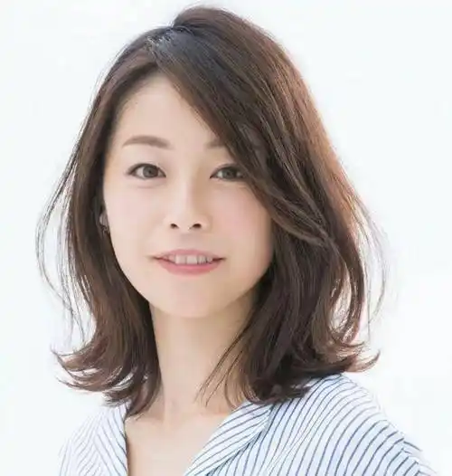 女人到了50岁以上,选择这几种"齐肩卷发"烫发,显得更年轻,更小_发型